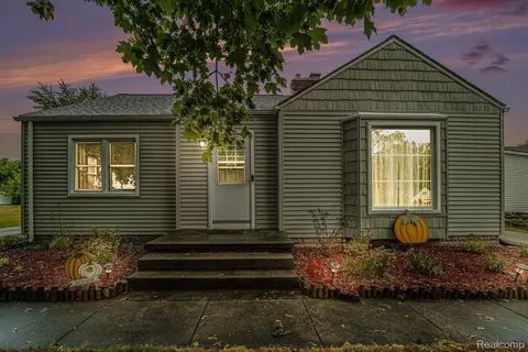 8077 Janis St, Shelby Township, MI 48317