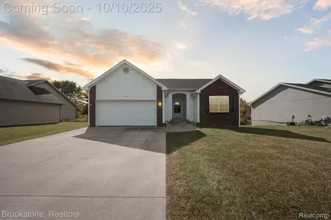 3349 Whisper Ridge Dr, Lapeer, MI 48446