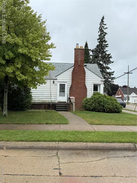879 Highland Ave, Lincoln Park, MI 48146