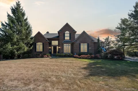8000 Barrington Ln, Independence, MI 48348