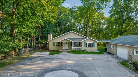 4241 S Shore St, Waterford, MI 48328