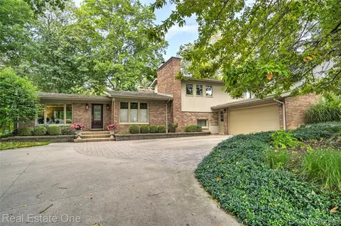 753 Medinah Dr, Rochester Hills, MI 48309