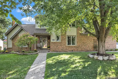 5208 Crowfoot Dr, Troy, MI 48085