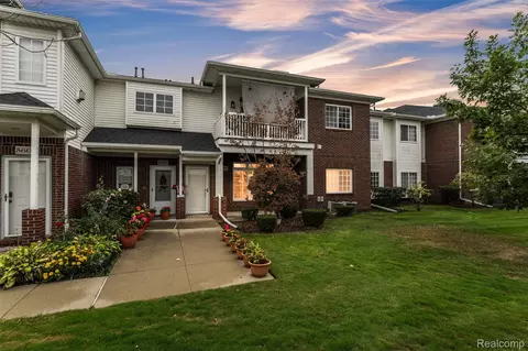5589 Twin Oaks Dr, Sterling Heights, MI 48314