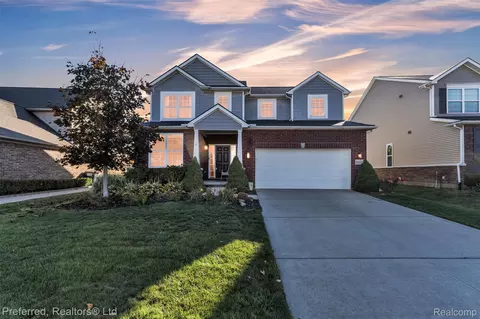 28430 Oakmonte Cir E, Lyon, MI 48165