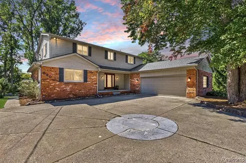 880 Artdale Dr, White Lake, MI 48383