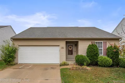 8586 Cass River Dr, Fowlerville, MI 48836