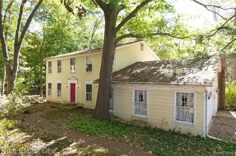 3961 Will O Way Ln, West Bloomfield, MI 48323