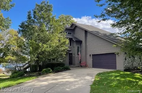 239 Pine Tree Rd, Orion, MI 48362