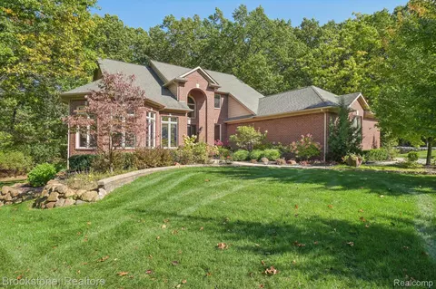5947 Blackberry Ln, Independence, MI 48348