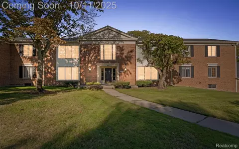 29660 Middlebelt Rd #1102, Farmington Hills, MI 48334