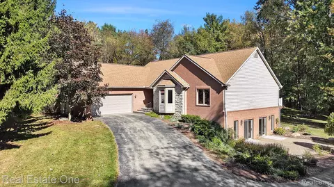 5690 White Lake Rd, Independence, MI 48346