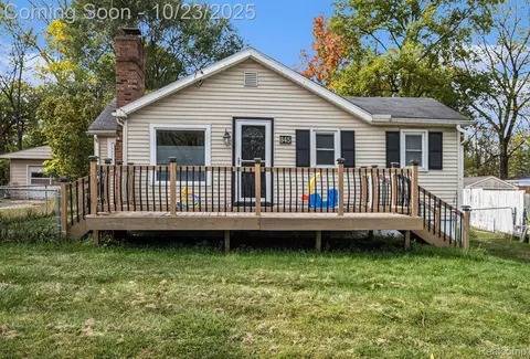 845 N East St, Fenton, MI 48430