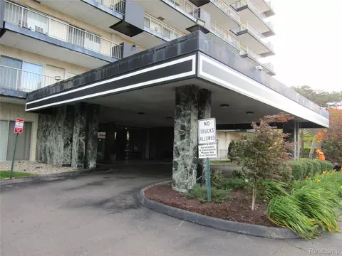 15801 Providence Dr #10C, Southfield, MI 48075