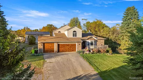 10105 Gordon Rd, Fenton, MI 48430