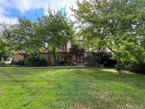 31130 Squire Ln, Farmington Hills, MI 48331