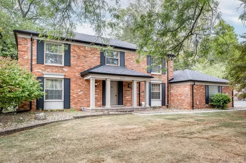 5890 Pinecroft Dr, West Bloomfield, MI 48322