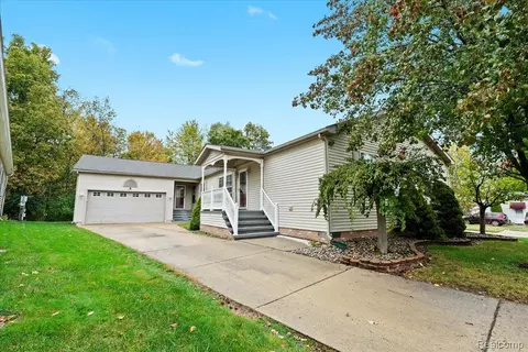 11078 Wood Run Cir, Green Oak, MI 48178