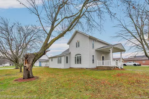 7493 S Saginaw St, New Lothrop, MI 48460