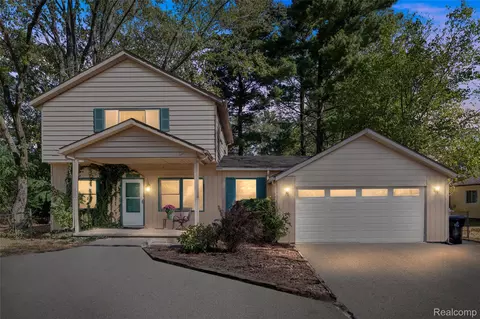 21326 Flanders St, Farmington, MI 48335