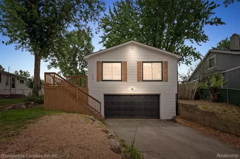 270 Arabelle St, Commerce, MI 48382