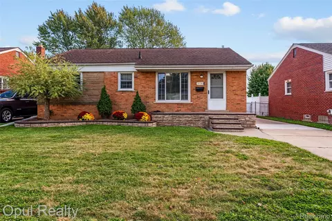 21542 Lakebreeze St, Saint Clair Shores, MI 48082