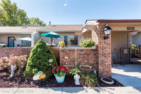 25831 Lexington Dr #3, South Lyon, MI 48178