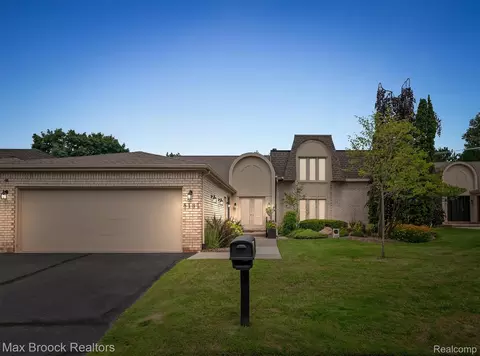 5137 Woodlands Dr #24, Bloomfield Township, MI 48302