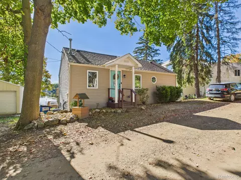 408 Peninsula Dr, Deerfield, MI 48421