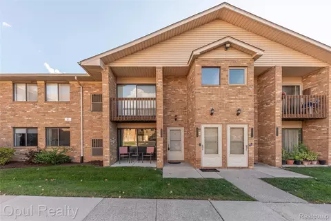 29560 Clarita St, Livonia, MI 48152