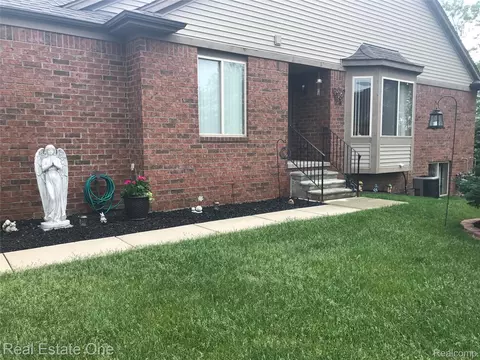 51127 Paxton Dr, Chesterfield, MI 48051