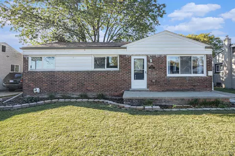 32419 Larkmoor St, Saint Clair Shores, MI 48082