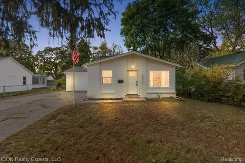 23057 Hawthorne St, Farmington, MI 48336