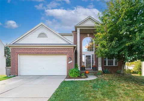 802 Castle Pine Ct, Pontiac, MI 48340