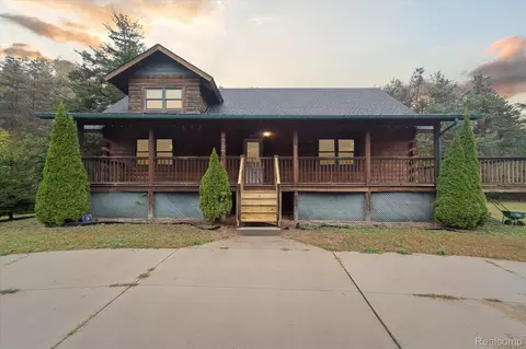 9797 Rolling Pines Dr, Green Oak, MI 48116