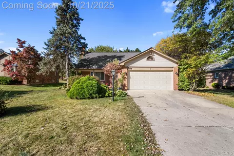 2132 Winchester Rd, Rochester Hills, MI 48307