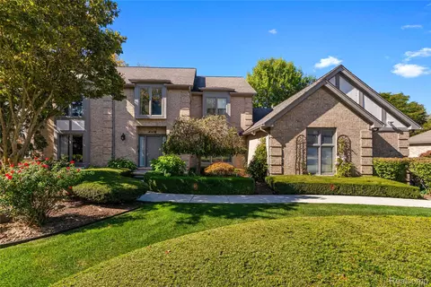 4619 Riverchase Dr, Troy, MI 48098