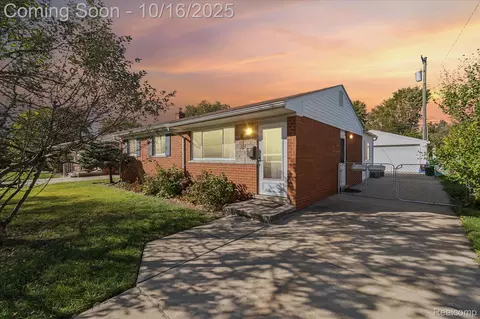 6439 Huntleigh St, Garden City, MI 48135