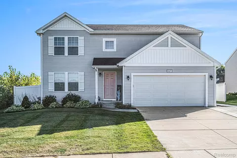 16471 Bedington Dr, Fenton, MI 48451
