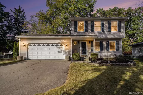 980 Sherry Dr, Orion, MI 48362