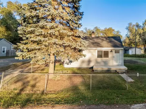 3140 Woodlawn St, Commerce, MI 48390