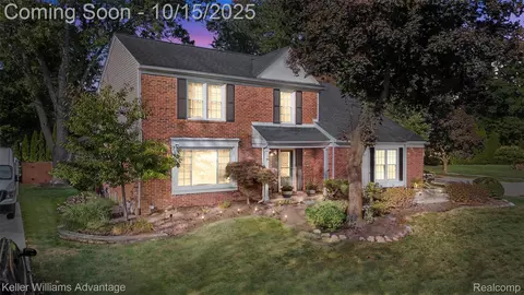 34514 Woodvale Dr, Livonia, MI 48154