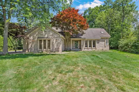 5120 Langlewood Ct, West Bloomfield, MI 48322