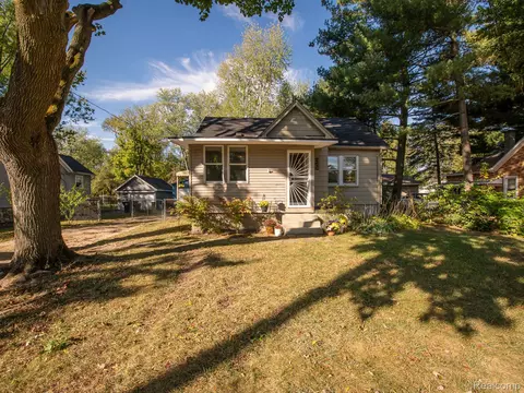10893 Laurel St, Livonia, MI 48150