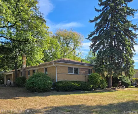 25640 Grand Concourse St, Southfield, MI 48075