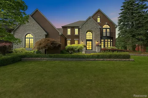 628 Springview Dr, Rochester, MI 48307