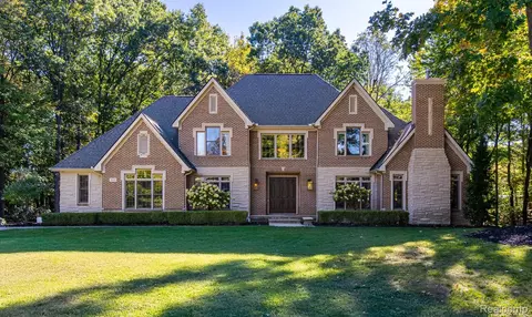 9909 Kingston Rdg, Springfield, MI 48348