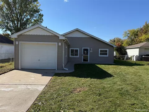30061 Park St, Roseville, MI 48066