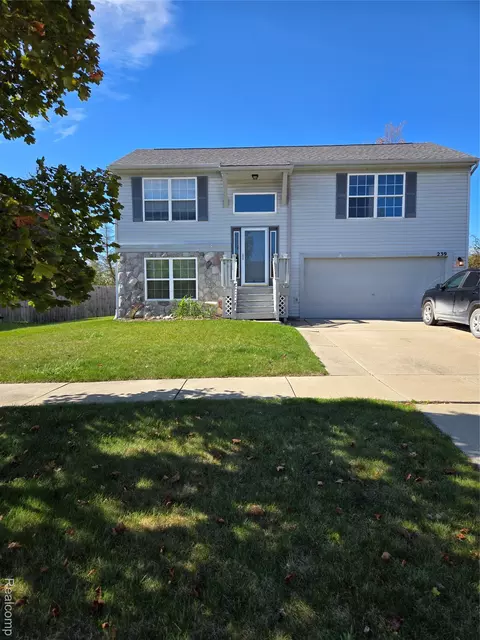 239 Andover Woods Dr, Fenton, MI 48430