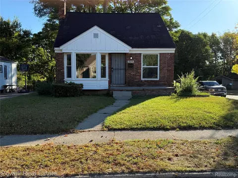 1075 Canterbury Dr, Pontiac, MI 48341